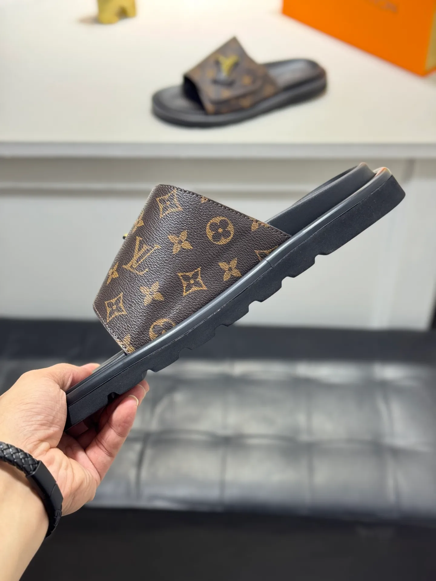 Men's Men's Shoes💰360 [New Style]🦇🦇Top Original [Louis Vuitton] Slippers for Couples👫Spring and Summer Style🎯🎯As an active family in the fashion industry ⭐ Lv takes bold innovation as its true nature ⚡Fabric and floral with hardware🔥Clean and neat ⚡Fashionable and elegant🌹Multiple colors available Size: 36-44 (45. Customized